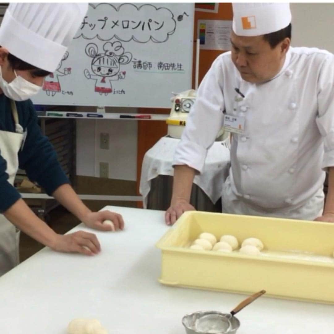 神戸製菓専門学校（公式）さんのインスタグラム写真 - (神戸製菓専門学校（公式）Instagram)「🌈オープンキャンパス🌈 パン実習はチョコチップメロンパン作り❗️ 「生地に触れる量の多さ」 「先生の指導の手厚さ」 を感じてもらえたのでは？✨😌 神戸製菓は入学後も担任制で 一人ひとりをしっかりサポート👌 🔶1年でパン職人を目指したいなら 「製パン本科」を要チェック⬇︎ kobeseika.ac.jp/subject/seipan/  #神戸製菓 #製パン本科 #神戸製菓専門学校 #メロンパン #チョコチップメロンパン #パン職人 #パン作り #パン作り初心者  #パン #パン職人になりたい  #パン作り好きな人と繋がりたい #パン屋 #パン屋巡り #パン屋開業 #instagood #pattistagram2019」4月7日 22時08分 - kobeseika_info