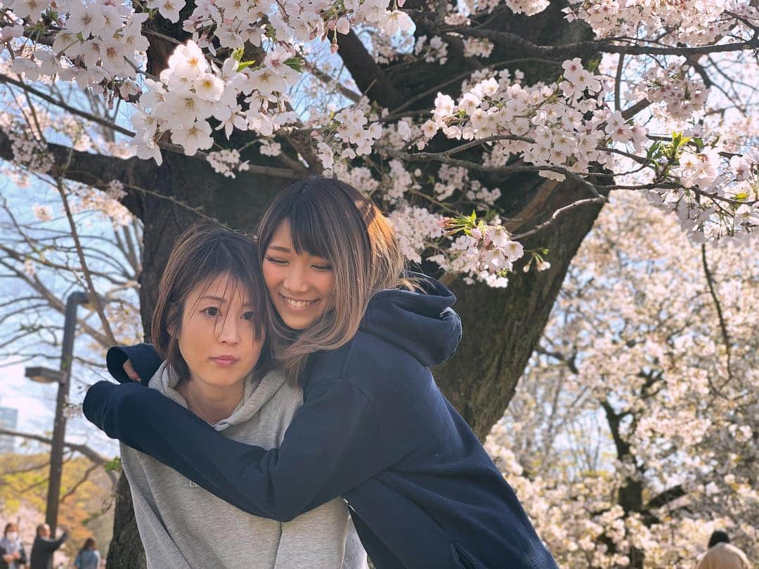 高橋由真さんのインスタグラム写真 - (高橋由真Instagram)「さくらさくら〜🌸 ゆかさんとのデートは最近はピクニック(花見) いや、前回の花見リベンジ。笑笑  天気も良くて眩しくてゆかさんはとんでもなく険しい顔してるけど楽しかったと信じてるよ…………。 . 風は強かったけどポカポカ陽気で癒されたあ〜🤤💕 . お花見って最高だなあ！！！！ でもお酒は飲まない高橋's！ 次はBBQだな！！🍖 . #桜 #花見 #ピクニック #代々木公園 #突風やばし #さくら #マック食べた #今回はお弁当作らない手抜き #ゆかさん #眩しそう」4月7日 22時18分 - yumachi1021