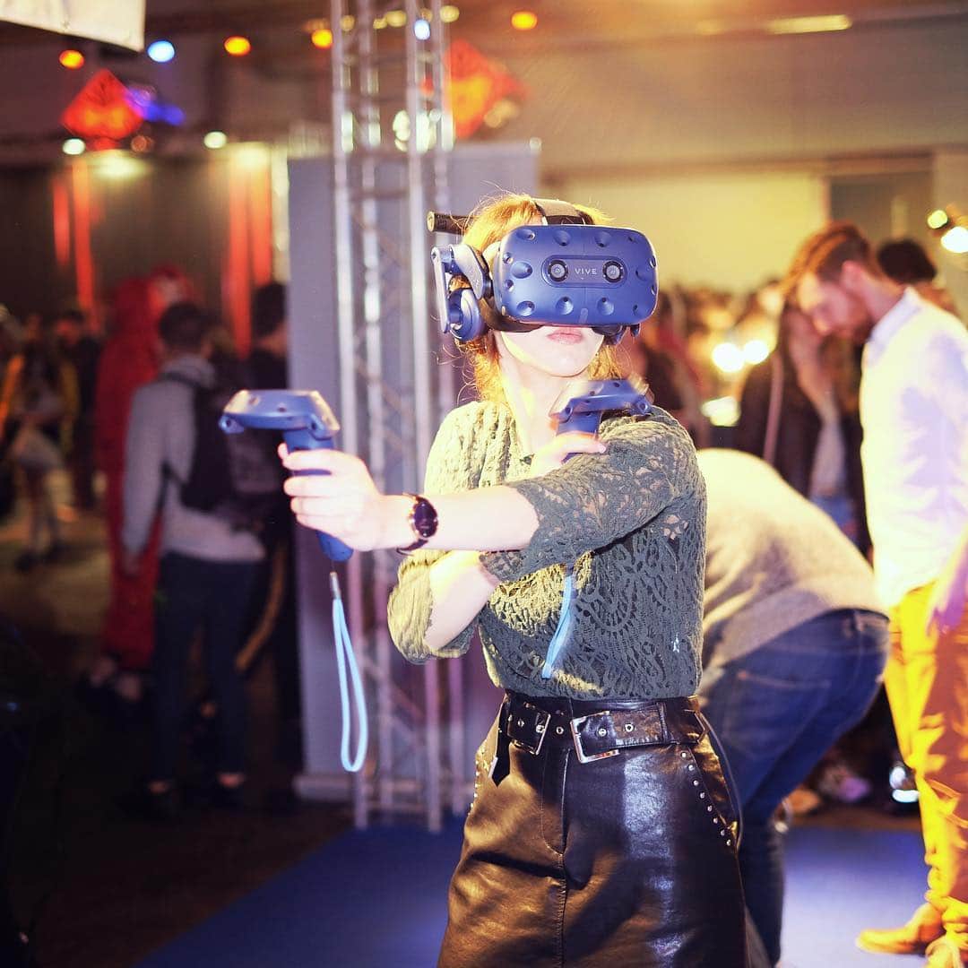 ステファニー・ヨーステンさんのインスタグラム写真 - (ステファニー・ヨーステンInstagram)「Thank you Arne and Benjamin from @ravenzaventem for introducing me to your VR setup! I had a blast playing Serious Sam. 👾  @officialcroteam #vrgaming #htcvive #vrexperience #serioussam #factsconvention #gamergram」4月7日 22時29分 - stefaniejoosten