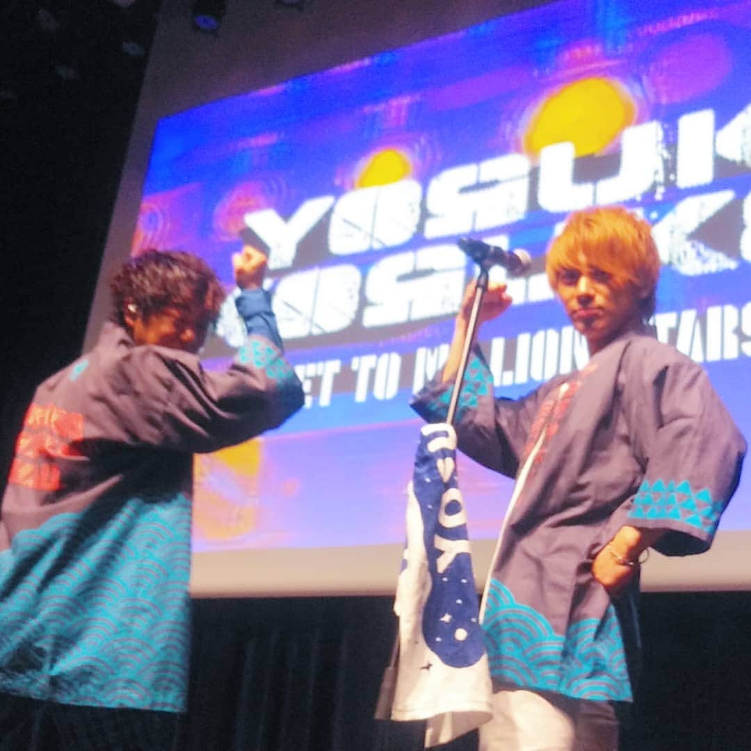 ヨースケコースケのインスタグラム：「「神田明神ホールのハッピ！！！！！着たい！！」とのことで！ . 神田明神ホールワンマン、 新しい試みに沢山のご支援いただき本当にありがとうございました！ 引き続きのキャンプファイヤーでのご報告をお楽しみに！ . . #ヨースケコースケ #サカノウエヨースケ #米原幸佑  #お祭り男 #神田明神ホール」