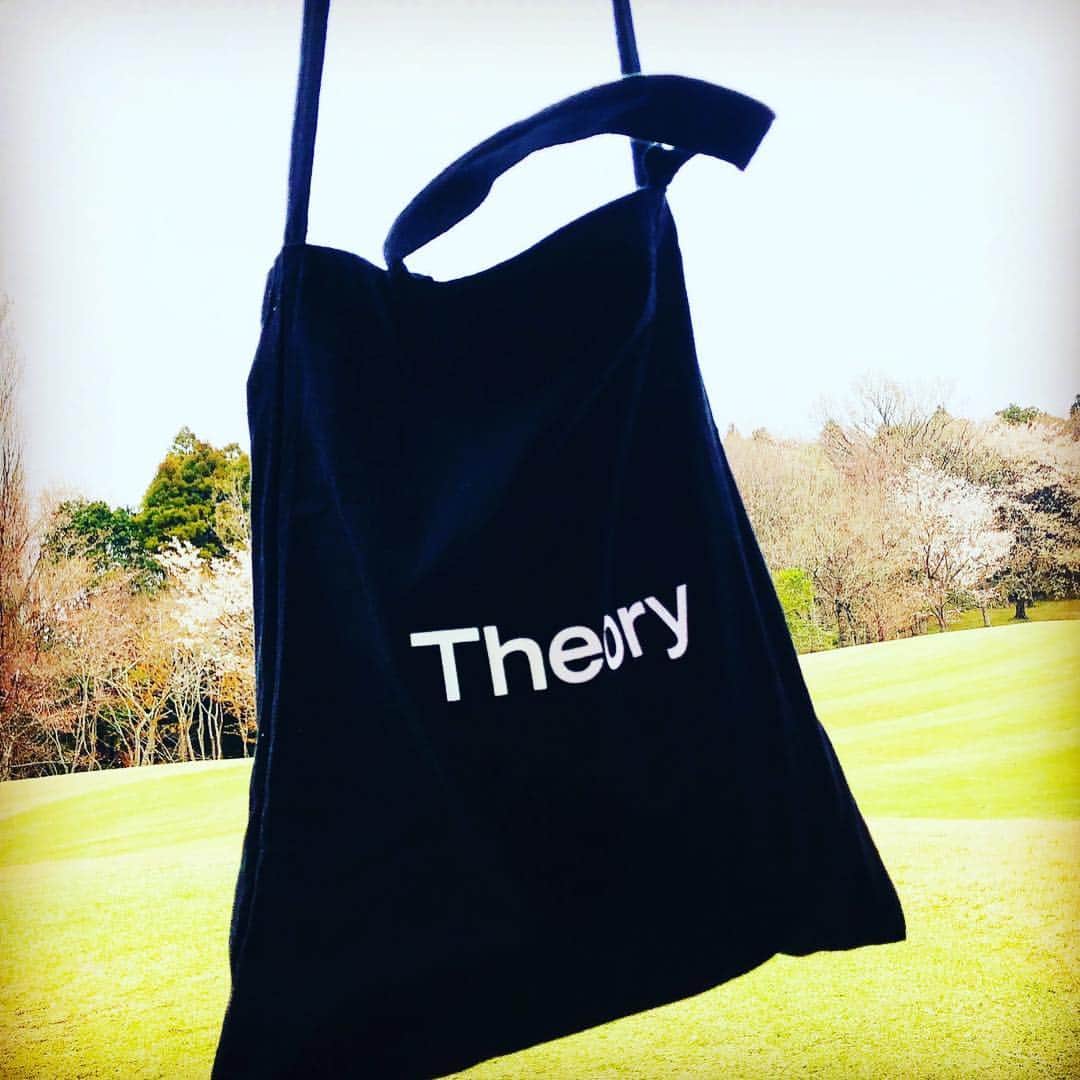 のインスタグラム：「5月号付録のTheory 2wayトートバッグ、肩に掛けられるのがいい！とスタッフもみんな愛用中❣️ Oggi GOLFの谷口隊長は、ラウンドでもフル活用😊  おかげさまで売り切れのお店もあるようですが、まだ置いてある書店もありますので、ぜひお早目にチェックしてくださいね。  #oggi  #雑誌oggi  #oggigolf  #theory  #theoryatwork  #雑誌付録  #付録  #付録バッグ」