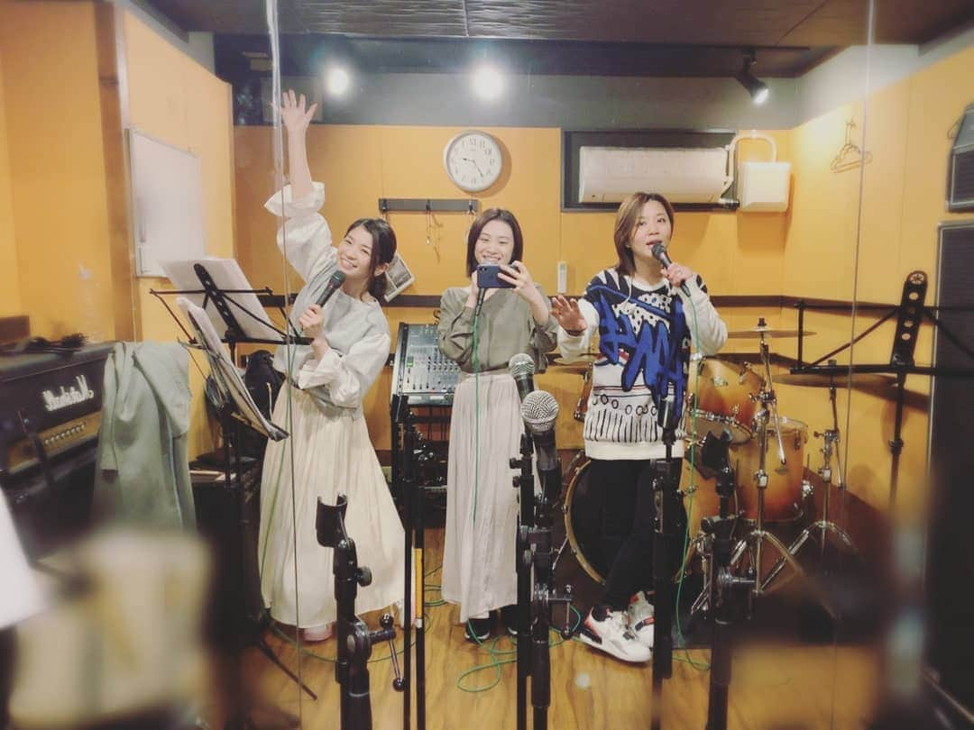 巴山萌菜さんのインスタグラム写真 - (巴山萌菜Instagram)「5/2に向けてリハでした～🎤 ＊橘芳奈バースデーワンマンライブ＊ にゲスト出演させていただきます(^^ 学生時代に出逢った大切な仲間！ また一緒にハーモニーを奏でられるのが とっても楽しみです✨  https://monatomoyama.com/event/168979  #橘芳奈 #バースデーライブ #巴山萌菜 #川北有紀」4月7日 22時38分 - mona_tomoyama