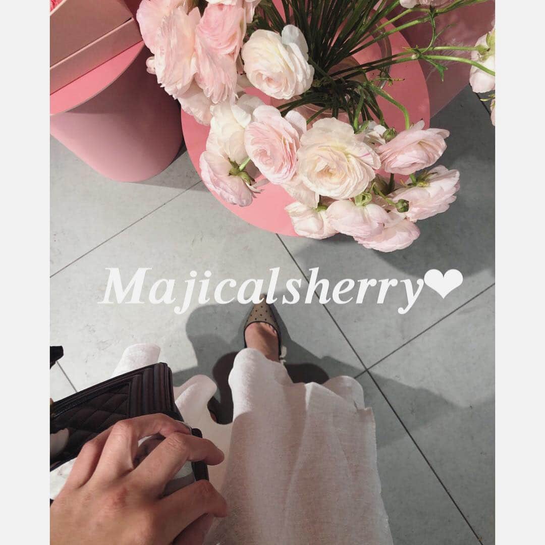 のインスタグラム：「タイトワンピが好きだから 身体のラインに沿ってぴったり フィットしてくれるマジカルシェリー @majicalsherry_lme  を履いてお尻ウエストをキュッと引き締めてくれる優れもの🥺✨ .  骨盤ケアを毎日することで理想bodyに🥺💖 . #マジカルシェリー#骨盤ケア #骨盤矯正」