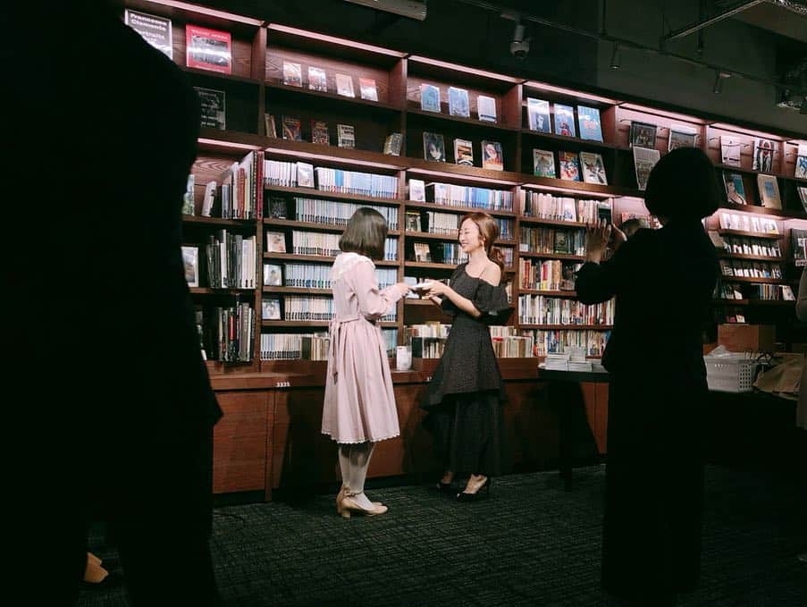 神崎恵さんのインスタグラム写真 - (神崎恵Instagram)「2回目は、梅田 蔦屋書店さんにて、 トークショーとサイン本お渡し会を。 たくさんのみなさまにお会いでき、幸せでした。 またお会いできますように😌✨ ありがとうございました。 梅田 蔦屋書店さんにも、サイン本を置いていただいています✨ #NHK文化センター での講座や #フレグランス のイベントへもいらして下さるとたくさんのお声がけをいただいたので、またお会いできるのがとても楽しみです #新刊 #この世でいちばん美しいのはだれ」4月7日 22時31分 - megumi_kanzaki