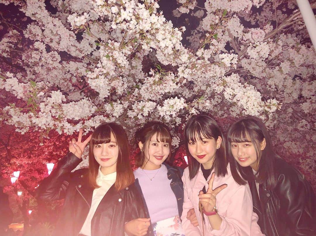 のインスタグラム：「♡ . あやね🧡さら💚まこと💚 二期生ちゃんたちと味仙食べて🍜 夜桜見に行って来ました🌃🌸 . 皆相変わらずの元気さだし、 たくさん笑わせてもらいました🌷✨ この3人の仲の良さが好きです！！ 見ててほっこり☺️💓💓 とっても楽しい時間でした🌟 . 3人ともありがとう👒🌼💕💕 皆大きくなったな〜🥺💭笑 . #sakura #cherryblossom #tsurumapark #rirandture #ootd #coordinate #fashion #instafashion #haiarrange #hairstyle #hair #instagood #instagramjapan #japanesegirl #お花見 #花見 #夜桜 #鶴舞公園 #味仙 #台湾ラーメン #私服 #ヘアアレンジ #ヘア #ポニーテール」