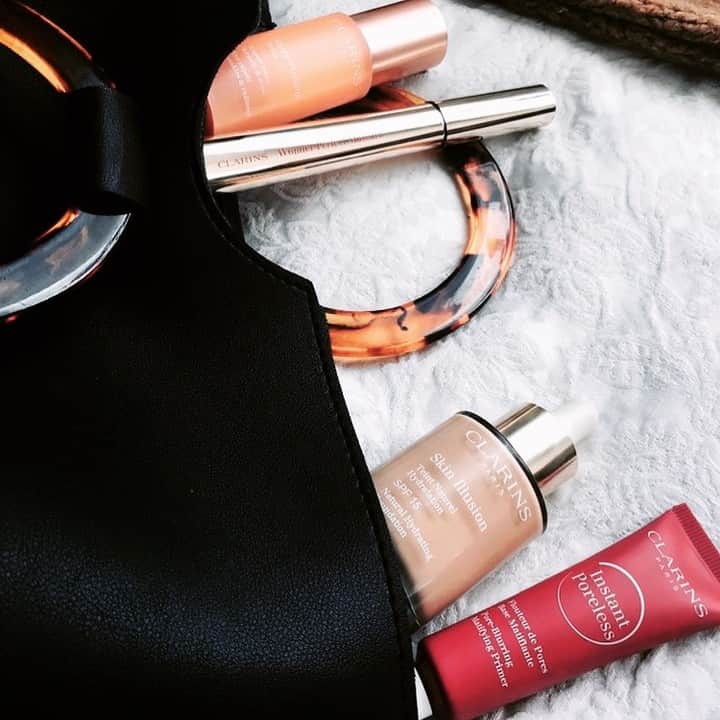 CLARINSさんのインスタグラム写真 - (CLARINSInstagram)「Fill in the blank: I never leave home without my ________. . . . 📷: @clarins_hollylouise #ClarinsMakeup #Clarins #MOTD」4月7日 22時35分 - clarinsusa