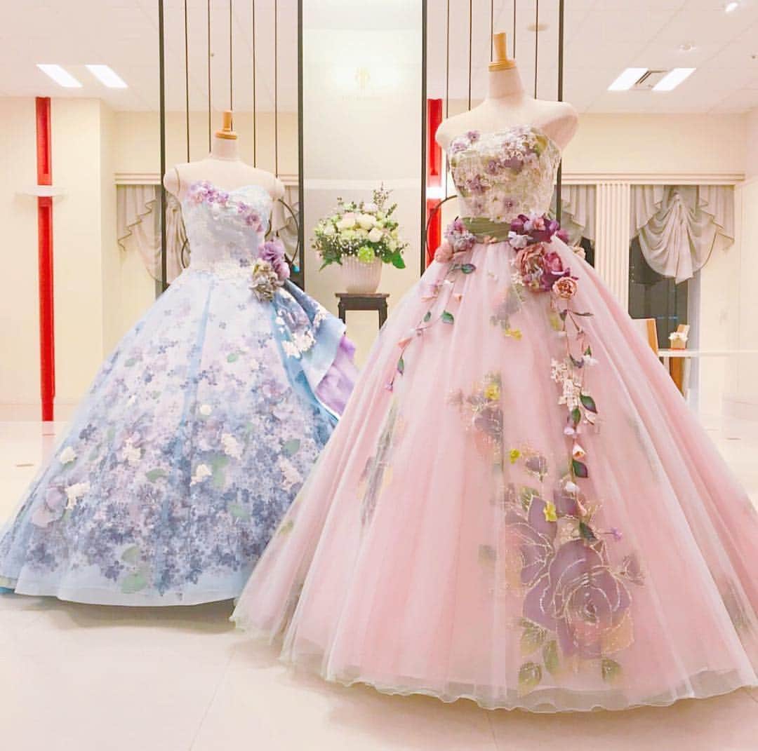 のインスタグラム：「色もデザインも可愛い💕素敵なドレスphoto10選👗✨ * * こちらのお写真は  @hotelmonterey_takamibridal さんからリグラムさせていただきました🌟ありがとうございました😊✨ * * * #タカミブライダル のおしゃれな #ドレス 👗✨ * カバーは #佐々木希 さんプロデュースの大人気 #カラードレス 🌼💕 * 右💜ラベンダーマデレン フォトだとピンクのようにも見えますがラベンダーカラーのドレスです✨様々なお花があしらわれた森の中のプリンセスのような贅沢なデザイン🌿💕グリーンが差し色になっていてとても華やかですよね😊 * 左💙ブルーフェドーラ 紫陽花がモチーフになったドレス💎アシンメトリーなデザインなので見る角度によって違った印象を与えてくれます😊 * 他のドレスもとっても素敵なので #ドレス迷子 の花嫁さんは必見です👀✨ * ぜひスワイプ👉🏻してチェックしてみてくださいね💕 * * * * * ＼📷投稿お待ちしています／ * 花嫁はもちろん、業者さんも大歓迎✨ アナタのお写真をご紹介してもOKという方は、ぜひ #ウェディングニュース にお写真を投稿してください💕 * * ⬇︎関連アカウント⬇︎ * 💒式場検索 【 @weddingnews_concierge 】 👰マイレポ花嫁 【 @weddingnews_brides 】 * * その他、編集部からの連絡専用 @weddingnews_contact や、スタッフ個人の連絡用として @WN_xxxx（xxxは個人名）があります💕 * ………………………………………… ❤️WeddingNewsとは？ * * 花嫁のリアルな”声”から生まれた 花嫁支持率No1✨スマホアプリです📱💕 * * 🌸知りたい… #結婚式準備 に役立つ記事を毎日150件配信中♩ * 🌸見たい… インスタの #ウェディング 系投稿TOP100が毎日チェックできる＊IG画像の複数ワード検索も可♩ * 🌸叶えたい… #結婚式 関連の予約サイトが大集合♩ * 🌸伝えたい… 自分の結婚式レポ『マイレポ』が簡単に作れる♩先輩花嫁のレポが読める♩ * * @weddingnews_editor のURLからDLしてね✨ * * * #プレ花嫁 #結婚  #花嫁  #ウエディング #披露宴 #お色直し #ドレス選び #ドレス試着 #ワンピース #プリンセス  #プリンセスライン  #二次会 #二次会ドレス #プロポーズ #プレ花嫁さんと繋がりたい #ウエディングドレス #2020春婚  #2019冬婚 #2019秋婚 #ウェディングドレス」