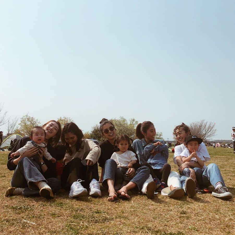 高園あずささんのインスタグラム写真 - (高園あずさInstagram)「. 👦🏾👦🏻👧🏾👦🏽👶🏻 みんな集まってピクニック⛺️ これからもすくすく育ってね💓 #お花見 #ピクニック #ichika_」4月7日 22時47分 - azusa_takazono