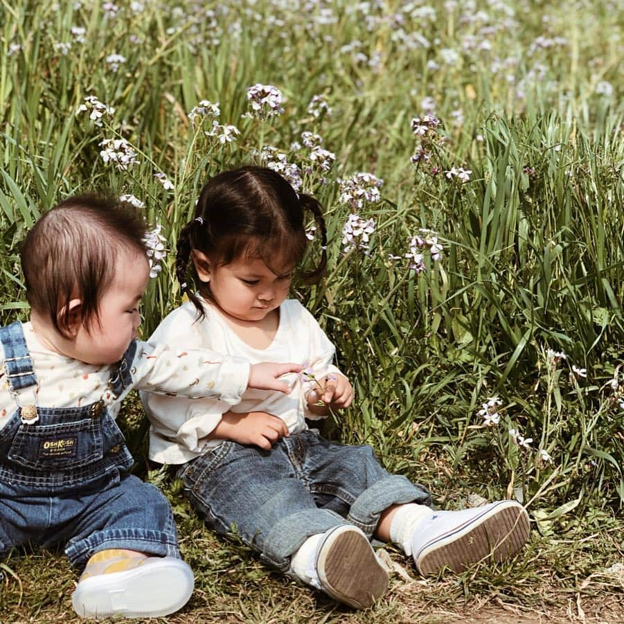 高園あずささんのインスタグラム写真 - (高園あずさInstagram)「. 👦🏾👦🏻👧🏾👦🏽👶🏻 みんな集まってピクニック⛺️ これからもすくすく育ってね💓 #お花見 #ピクニック #ichika_」4月7日 22時47分 - azusa_takazono