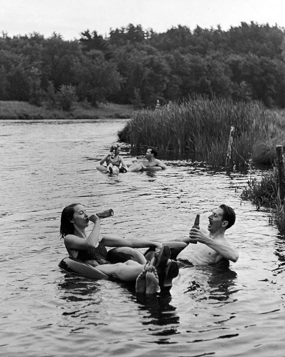 lifeさんのインスタグラム写真 - (lifeInstagram)「Couple drinking beer at inner tube floating party on the Apple River in Wisconsin, 1941. (Alfred Eisenstaedt—The LIFE Picture Collection/Getty Images) #AppleRiver #Wisconsin #NationalBeerDay」4月7日 22時40分 - life