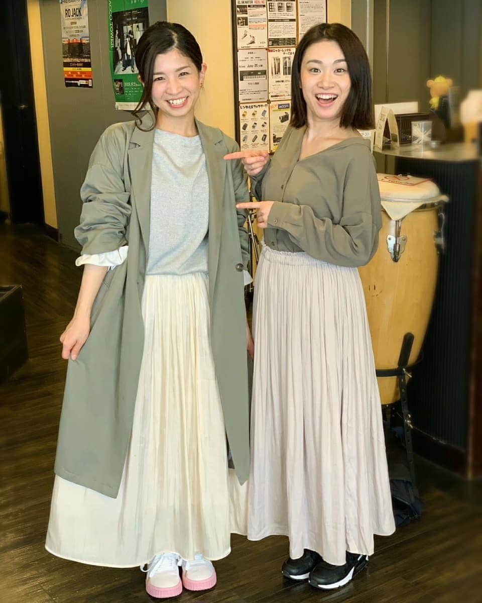 巴山萌菜さんのインスタグラム写真 - (巴山萌菜Instagram)「芳奈とお洋服が似ててビックリしました🌸笑  5/2に向けてリハでした～🎤 ＊橘芳奈バースデーワンマンライブ＊ にゲスト出演させていただきます(^^ 学生時代に出逢った大切な仲間！ また一緒にハーモニーを奏でられるのが とっても楽しみです✨  https://monatomoyama.com/event/168979  #橘芳奈 #バースデーライブ #巴山萌菜 #川北有紀」4月7日 22時42分 - mona_tomoyama