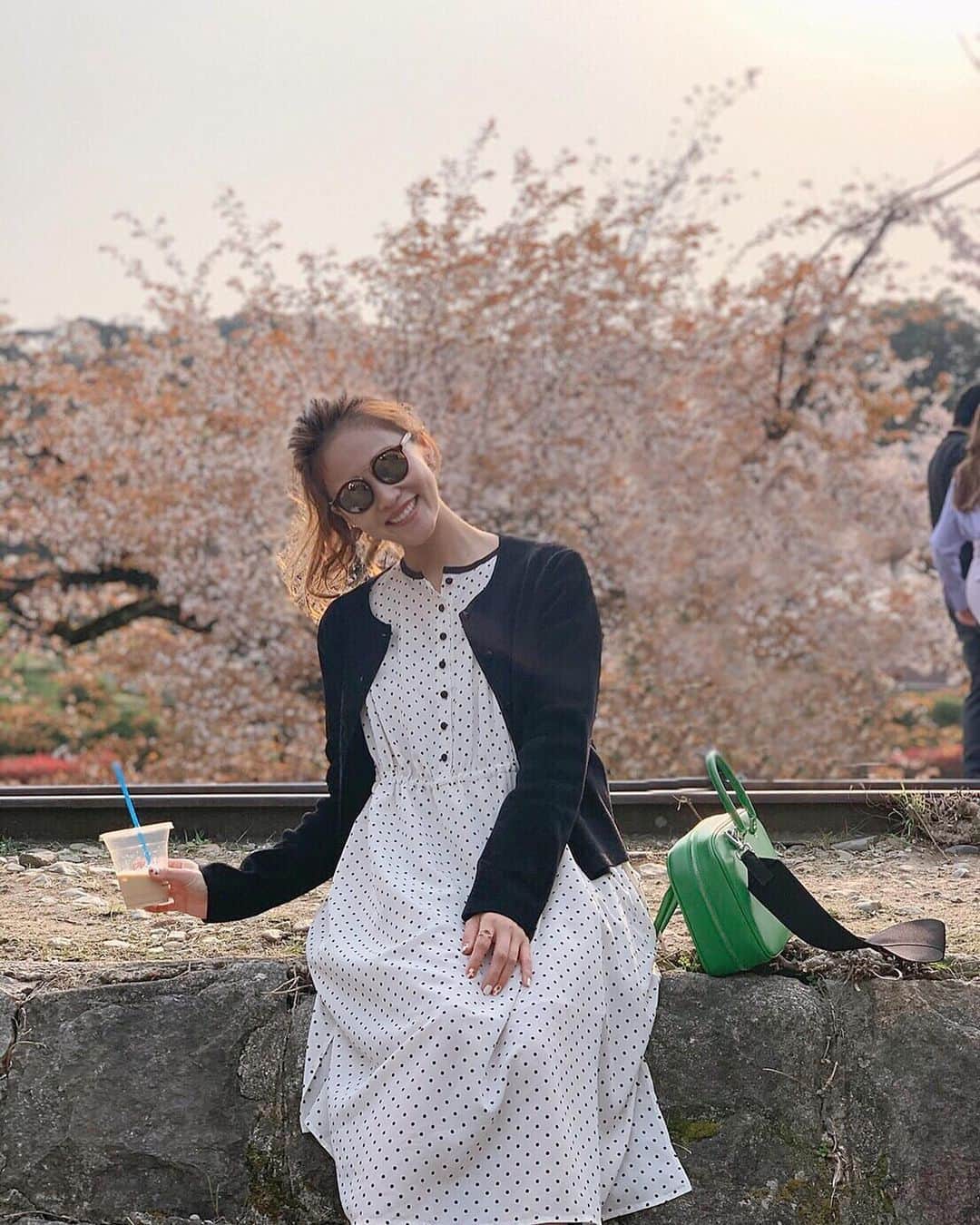 Risako Yamamotoさんのインスタグラム写真 - (Risako YamamotoInstagram)「桜満開だった今週末🌸 こんな最高のタイミングの京都でのお花見は初めてでした🌸😍🌸 ・ ・ 笑いの神さまが舞い降りて4人の思い出記念日♡笑😇 楽しすぎる1日をありがとう🌸🌸🌸 ブルーボトルのラテを握りしめて💙☕️📸 ・ ・ OP/// #rosymonster CARDIGAN/// #ronherman BAG/// #jilsander ・ ・ #お花見 #蹴上 #蹴上インクライン #桜 #ブルーボトルコーヒー京都 #bluebottlecoffee #ブルーボトルコーヒー #ootd #coordinate #fashion #polkadot #cherryblossom #sakura #kyoto #京都 #weekend」4月7日 22時44分 - risako_yamamoto