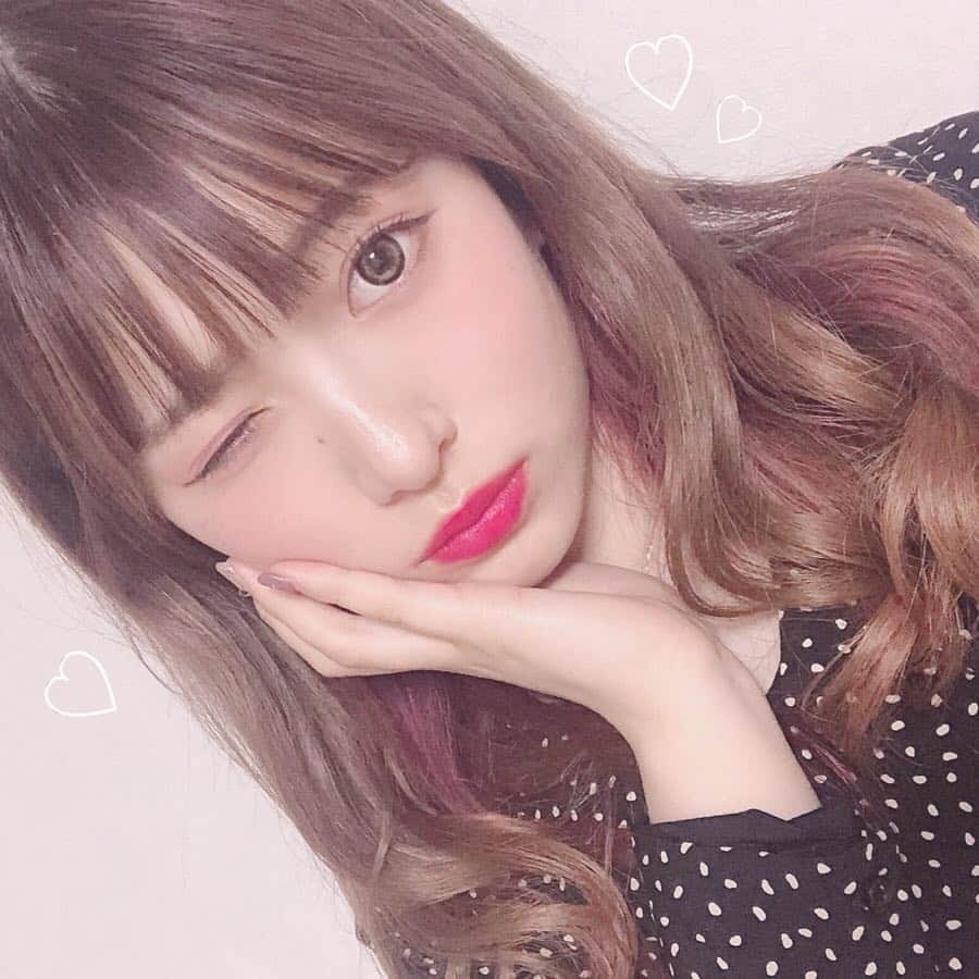 青木菜花のインスタグラム：「.﻿ .﻿ ももちゃんプロデュースのカラコン﻿ 私も使ってみたよ😍﻿ ﻿ 発色良いしめちゃめちゃ盛れる！！！😭﻿ ﻿ ちなみにこれはナチュるんブラック！﻿ .﻿ . #カラコン #ナチュるんブラック #twinkleeyes」