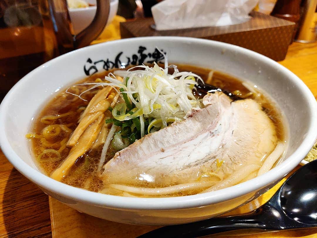 のインスタグラム：「＿＿＿＿＿＿＿＿＿＿＿＿＿＿＿＿＿ 🍜：焼き醤油らーめん+とろろ昆布 🏠：利尻らーめん味楽(ラーメン博物館) ￣￣￣￣￣￣￣￣￣￣￣￣￣￣￣￣￣ 【北の代表らーめん店】 ラー博来たら此方も是が非でも食べたかった。利尻島が数時間で行けるんだよ。行かないという選択肢はないでしょう。焼き醤油らーめんの… . ちゃっくどぉ〜ん！！ . 甘み旨みがドスンと利いたスープ。ムチムチの麺の主張に負けない醤油スープ。なるほどうまいわ。昆布出汁が厚く、贅沢なうまみでした。」