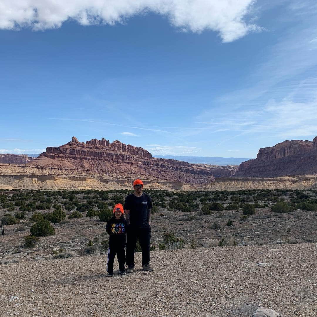 上田ユキエさんのインスタグラム写真 - (上田ユキエInstagram)「家族の旅が終わりました。帰り道、また泣いちゃった男ども。笑 感動屋さんの家族です。I’m so proud of you guys 🦍🐯 #family #trip #snowboarding @yoshiburger @tora_orion_k」4月7日 22時48分 - yukie_ueda