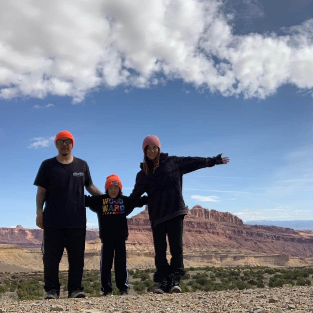 上田ユキエさんのインスタグラム写真 - (上田ユキエInstagram)「家族の旅が終わりました。帰り道、また泣いちゃった男ども。笑 感動屋さんの家族です。I’m so proud of you guys 🦍🐯 #family #trip #snowboarding @yoshiburger @tora_orion_k」4月7日 22時48分 - yukie_ueda