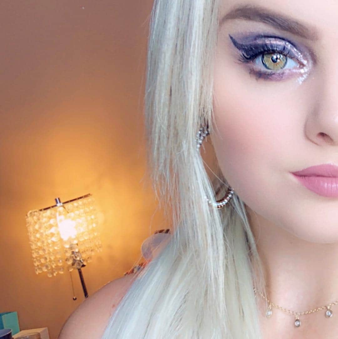 Mia Diazさんのインスタグラム写真 - (Mia DiazInstagram)「Morning ❤️ Makeup done by me with the Dancer Only Palette found @dancingsuppliesdepot .  A must for all competition dancers. They ship international . #danceronly  #dancingsuppliesdepot #makeup #makeuppalette #miadiaz」4月7日 22時48分 - miadiaz