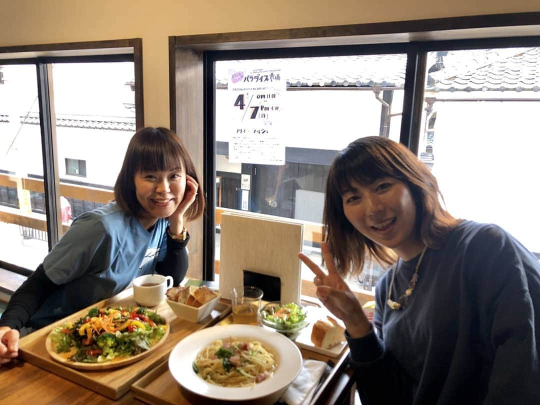 川原ちかよさんのインスタグラム写真 - (川原ちかよInstagram)「今日は、﻿﻿ らくえんcafeで、﻿﻿ キヨピー率いるチャミトレチームが﻿﻿ フリマやってたり、﻿﻿ マルシェが開催されていたので、﻿﻿ オンエア終わりの彩名と﻿﻿ いまむーと行ってきました。﻿﻿ ﻿﻿ 久しぶりのらくえんcafeでの﻿﻿ ランチ！﻿﻿ 今日は美肌サラダをセレクト。﻿﻿ そして、ソフトクリームは、﻿﻿ やはり美味しい！﻿ ﻿ ﻿ パン買ったり、﻿ お野菜買ったり、﻿ 帰りに桜見たり、﻿ 戻って野球見たり、﻿ ライブの日にちを勘違いしてた﻿ せいで、﻿ ぽっかり空いた時間を﻿ 楽しく過ごせました。﻿ ﻿ 彩名、まったねー！﻿ ありがとう！﻿ ﻿ #らくえんcafe﻿ #京都のお昼ごはん﻿ #クロマニヨンズのTシャツ」4月7日 22時50分 - chikayo_baby