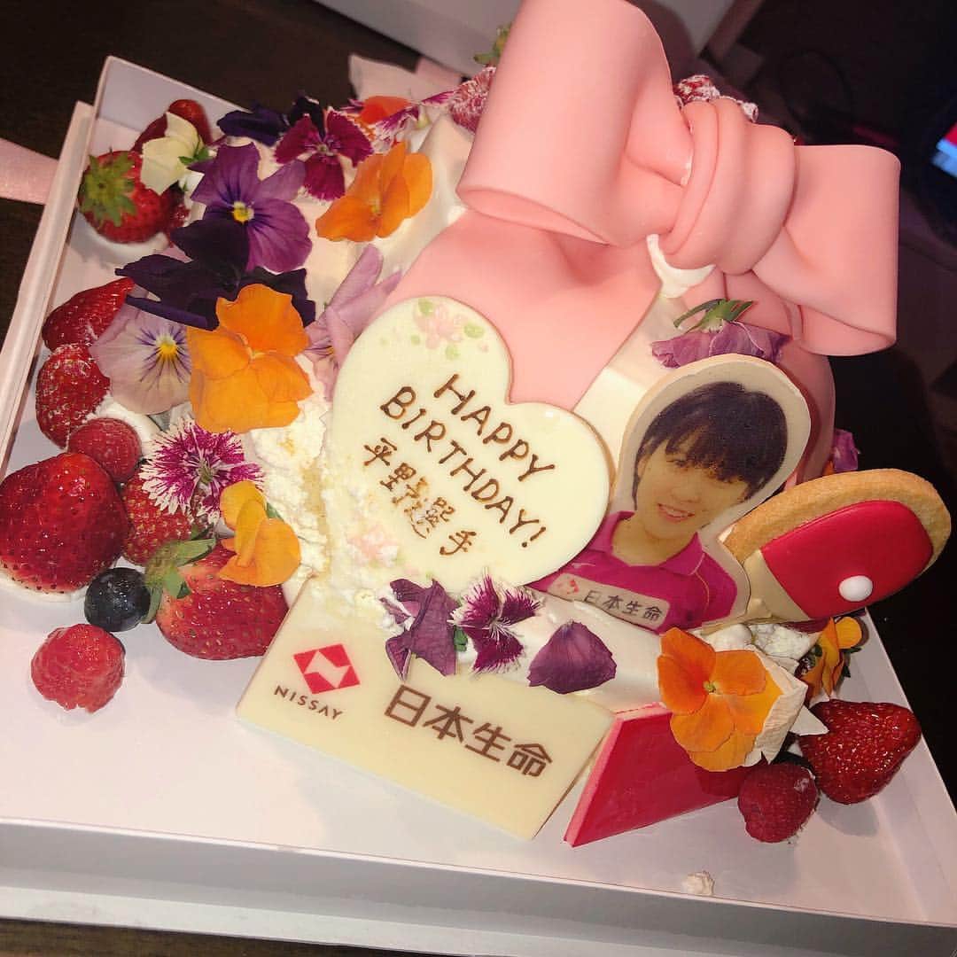 平野美宇さんのインスタグラム写真 - (平野美宇Instagram)「日本生命さんからもうすぐ誕生日ということで、ケーキ🎂をいただきました💓可愛いケーキを！ありがとうございます！！ (持って帰ったらすこし崩れてしまった😭😭) そして、アジアカップ応援ありがとうございました！」4月7日 22時50分 - miu_hirano