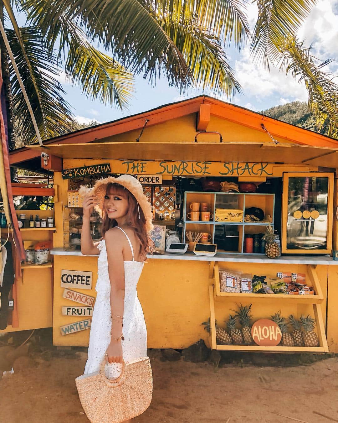 のインスタグラム：「ㅤㅤㅤㅤㅤㅤㅤㅤㅤㅤㅤㅤㅤ THE SUNRISE SHACK🍍 ㅤㅤㅤㅤㅤㅤㅤㅤㅤㅤㅤㅤㅤ ハワイpic戻ります🙌🏽！(笑) ハワイで行きたかったところ☀️ 黄色で可愛いお店🧡 ㅤㅤㅤㅤㅤㅤㅤㅤㅤㅤㅤㅤㅤ ハレイワに行ったときに！𓇼 通りすぎてしまいそうな 意外な場所に発見したよ！(笑) ㅤㅤㅤㅤㅤㅤㅤㅤㅤㅤㅤㅤㅤ けどローカルにもめっちゃ人気な お店だった😊✨ アサイーも可愛くて美味しかった♡ ㅤㅤㅤㅤㅤㅤㅤㅤㅤㅤㅤㅤㅤ ――――――――――――― ㅤㅤㅤㅤㅤㅤㅤㅤㅤㅤㅤㅤㅤ 🗺 #ハワイ #hawaii #ノースショア #northshore  #ハレイワ #haleiwa ㅤㅤㅤㅤㅤㅤㅤㅤㅤㅤㅤㅤㅤ 📍 #thesunriseshack ㅤㅤㅤㅤㅤㅤㅤㅤㅤㅤㅤㅤㅤ ――――――――――――― ㅤㅤㅤㅤㅤㅤㅤㅤㅤㅤㅤㅤㅤ #おーぬまんhawaii旅」