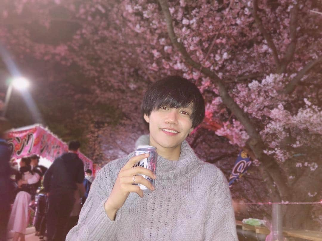 まういさんのインスタグラム写真 - (まういInstagram)「海老川桜俺は好きだぜ 都会みたいにうじゃうじゃ人いないしポンポンかわいい桜がドームみてえですごい綺麗だった！ じゃがバターと焼きそばも最高だったねぇ ベビーカステラはコンビニ以下だったけど。(笑) 今年も来れて良かったよ。 いい春だなあ  #船橋 #海老川 #海老川ジョギングロード #お花見」4月7日 22時57分 - mauie_cayton