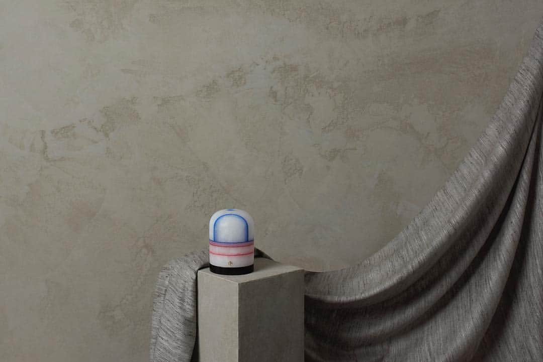 Armani Officialさんのインスタグラム写真 - (Armani OfficialInstagram)「Minimalist design and bright hues are the perfect way to add a pop of colour to a neutral space #ArmaniCasa」4月7日 23時00分 - emporioarmani