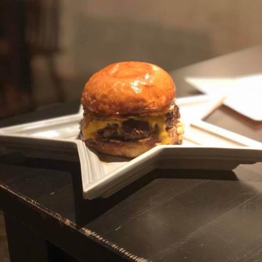 "TERIYAKI" テリヤキ編集部さんのインスタグラム写真 - ("TERIYAKI" テリヤキ編集部Instagram)「⠀ ⠀~TERIYAKI美食倶楽部開催店~⠀ ⠀ TERIYAKI美食倶楽部では、ほぼ毎日素敵なオフ会を開催しています。⠀ ⠀ 東京に限らず、全国各地で様々な逸品を食べる至高のオンラインサロン。⠀ ⠀ 気になる方は @teriyaki_jp  のプロフィールからチェック。⠀ ⠀ -----------------------------------⠀ ⠀【Aldebaran】@六本木⠀⠀⠀⠀⠀ ⠀⠀ 松戸の名店『R-S』出身の方が営むハンバーガーショップ🍔⠀ ⠀ 東京には様々なバーガーが存在しますが、ここはひと味もふた味も違う❗️⠀ ⠀ 猛々しい肉汁と和牛の穏やかさを味わえる素敵なハンバーガーを頂けます😊⠀ ⠀ -----------------------------------⠀ ⠀【Aldebaran】@⠀Roppongi⠀⠀ ⠀ A hamburger shop run by people from Matsudo's famous restaurant "R-S"🍔⠀ ⠀ There are various burgers in Tokyo, but the taste and taste are different here❗️⠀ ⠀ -----------------------------------⠀ #テリヤキ  #本当に旨い  #美食  #美食倶楽部  #鮨会 #写真好きな人と繋がりたい  #グルメ好きな人と繋がりたい  #美味しいもの好きな人と繋がりたい  #いいね返し #ファインダー越しの世界  #美味しいお店  #food #foodstagram  #foodporn  #delicious #Aldebaran #アルデバラン #ハンバーガー #肉部 #肉好きな人と繋がりたい  #六本木グルメ #六本木ランチ #ハンバーガー巡り #東京グルメ #東京ハンバーガー #ハンバーガー部」4月7日 23時00分 - teriyaki_jp
