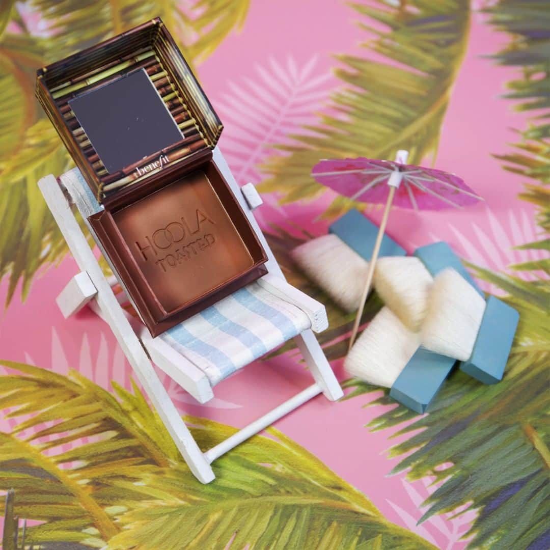 Benefit Cosmetics UKさんのインスタグラム写真 - (Benefit Cosmetics UKInstagram)「Our new Hoola Toasted just living his best life... Comment bellow if you dream about summer like us 🌞 ▪️ ▪️ Image description: Hoola toasted on a rockingchair on a pink background」4月7日 23時00分 - benefitcosmeticsuk