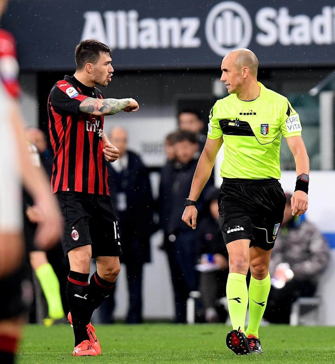 アレッシオ・ロマニョーリのインスタグラム：「È il momento di tirare fuori orgoglio e rabbia, ci aspettano 7 FINALI e dobbiamo rialzarci subito @acmilan」