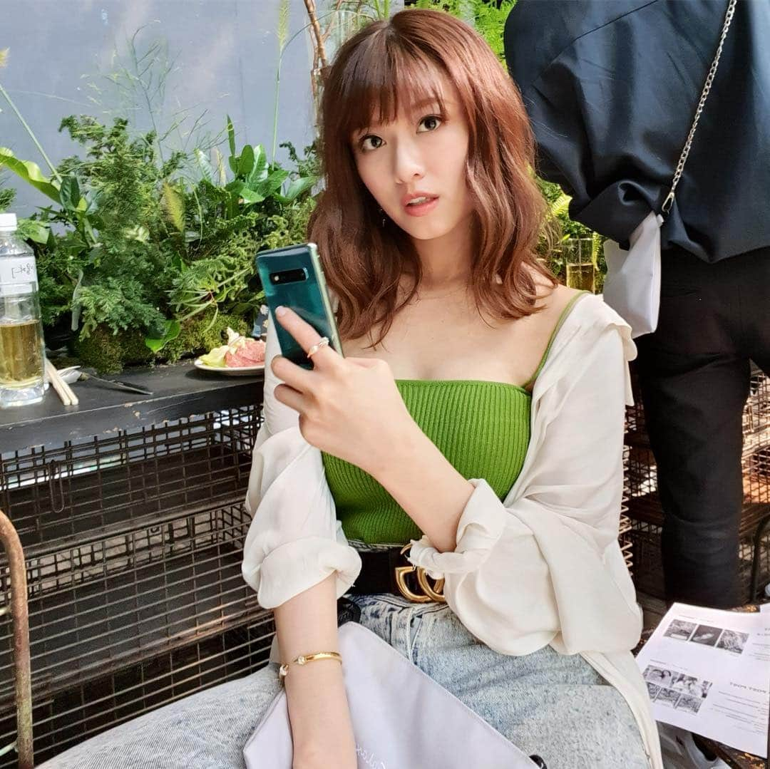 NueNueさんのインスタグラム写真 - (NueNueInstagram)「Galaxy S10前鏡頭基本上拍照之後是不用修圖的！ 皮膚都看起來超好又有光澤✨ 連在夜晚自拍都很亮  超好拍  真的是怎麼拍怎麼美  我最喜歡他內建廣角鏡的功能  出來的照片完全就是廣角相機拍出來  腳拍起來很長💯 💡照片我也都沒有使用濾鏡跟調光唷  重點來了‼️‼️ 即日起至4/30前，至指定連結購買Galaxy S10，即 贈Galaxy Buds藍牙耳機，指定機型再送郵政禮券 ➨http://bit.ly/S10PART  謝謝 @samsungtaiwan 的邀請🌿 #GalaxyS10 #試了再說  #withgalaxy」4月7日 23時03分 - iop_1004