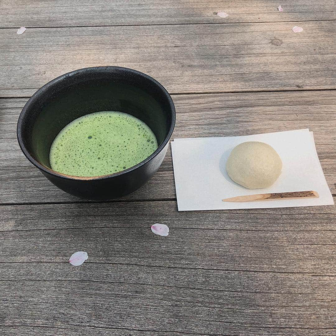 ちょびさんのインスタグラム写真 - (ちょびInstagram)「今日は縮景園に行って お花見してきました👵🏻🌸 . 毎年恒例の家族での花見👧🏽 縮景園にお花見に行くと絶対この お抹茶セットを頼みます👒 . 満開で綺麗だったし、桜がひらひら〜 ってする中で飲む抹茶は果てしなく 美味しく感じた✌︎ . 何よりばあちゃんが喜んでくれて よかった〜👵🏻🌸 毎年計画してくれる両親にも本当に 感謝です🙇‍♂️とっても楽しくて幸せな時間だったな。 ストーリーの幸せ溢れるばあちゃんとの2ショット🌸お気に入り . #family#love」4月7日 23時05分 - kaoriririn15