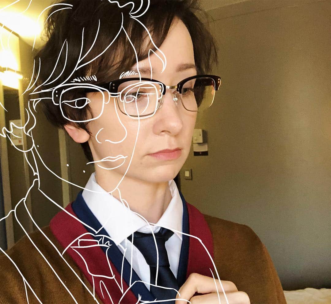 姫沢のインスタグラム：「Q ☕️ 🥧 My love for Skyfall hasn‘t died down in 6(!!!) years(!!!). Do any of you have a movie you are just in love with?  #ショートヘア #skyfall #jamesbond #skyfallcosplay #himezawa #londontrip #jamesbond007 #007cosplay #Qcosplay #レイヤー #外国人 #ドイツ人」