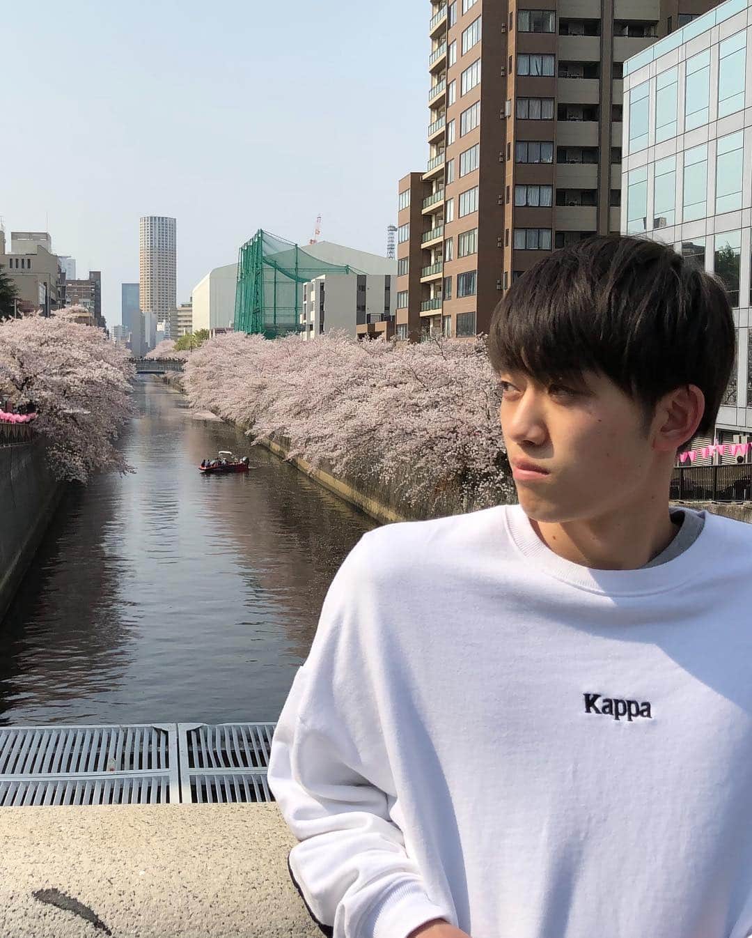 大地伸永さんのインスタグラム写真 - (大地伸永Instagram)「.﻿ ﻿ ﻿ ﻿ ﻿ 目黒川の桜を見に、﻿ ﻿ ﻿ 気温が20度くらいまで上がって﻿ ﻿ ﻿ 暑すぎた。﻿ ﻿ ﻿ ﻿ 自分は、桜の花びらが散る瞬間が好き﻿ ﻿ ﻿ #目黒川﻿ #花見﻿ #暑すぎ」4月7日 23時15分 - nobunaga_daichi