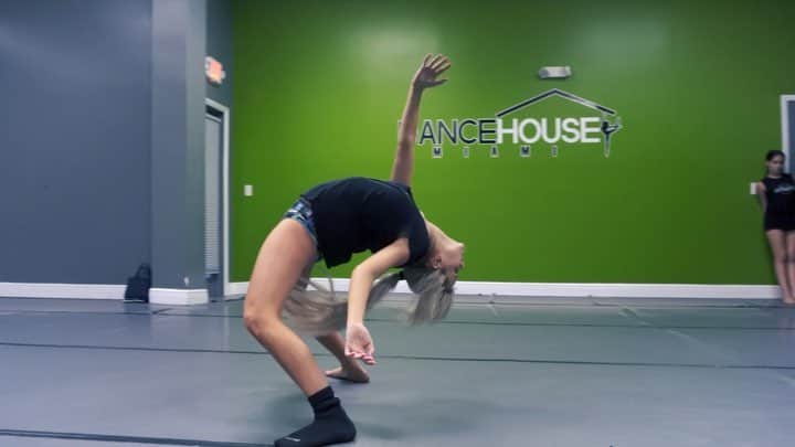 Mia Diazのインスタグラム：「Contemporary Masterclass  Choreography by me @miadiaz  Studio @dancehouse_miami  Videographer @kathyy_escobar  Big shout out to Dancehouse Miami for your support and bringing me into your studio for my masterclass. A big thank you to all the parents who supported me by bringing your kids out to take my class.  Shout out to all the amazing dancers that came out to dance and learn from me . To my girls @tyonabowman and @farrahrrae for your love and support (artists supporting other artists) I am forever grateful. 💕🙏 Shout out to my girl @kathyy_escobar for always supporting me and creating great content for me . Love ya big sis .  Although I am 17 years old I am a world of information. From the age of 2 1/2 I have been dancing . I’ve seen it all and heard it all. I have learned and trained with the best . Won regional and national titles . If you want to learn from me though privates or want to bring me out to your studio for a masterclass. Please dm me or email. I would love to meet and work with you all and help you reach your maximum potential. Much love ❤️」