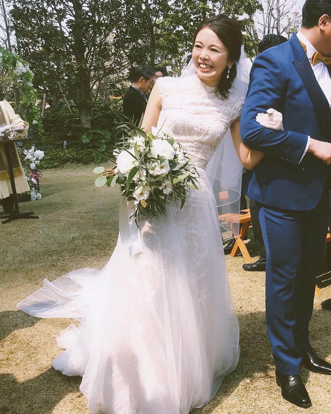 上原歩さんのインスタグラム写真 - (上原歩Instagram)「今日は @reonanozaki ちゃんの結婚式へ💒 ベールをかけた後、お母様からの一言ですでにボロボロと泣いていた彼女。 何度も何度も写真を見返してしまうくらい美しくて穏やかで 今日の太陽は彼女の為にあるんだと思えるほど輝いていました。✨ 愛し愛される事を受け入れた時 人ってこういう光を放つんだね。 とってもとっても幸せな時間だった♡ いつか必ず追いかけるので その時はみんなでキャンプしましょ♡w Live, Love, Laugh, and be happy!!!😘 ・ #wedding #congratulations #love #happy #life #beautiful #instagood #merry #結婚式 #幸せ」4月7日 23時17分 - ayumiuehara