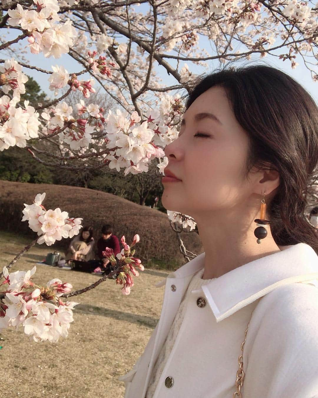 日下裕江さんのインスタグラム写真 - (日下裕江Instagram)「皇居東御苑  こっちも綺麗な桜咲いてた🌸 御苑にみんなシート持って行って ゴロゴロ昼寝したり、ピクニックしたりしててビックリ😳‼️ え⁈ 皇居東御苑だったら そんな事できるの⁈😳 あ！でも外濠公園も出来るから良いのか✨笑  #皇居東御苑 #皇居東御苑の桜 #皇居東御苑花見 #皇居」4月7日 23時18分 - hiroe___h