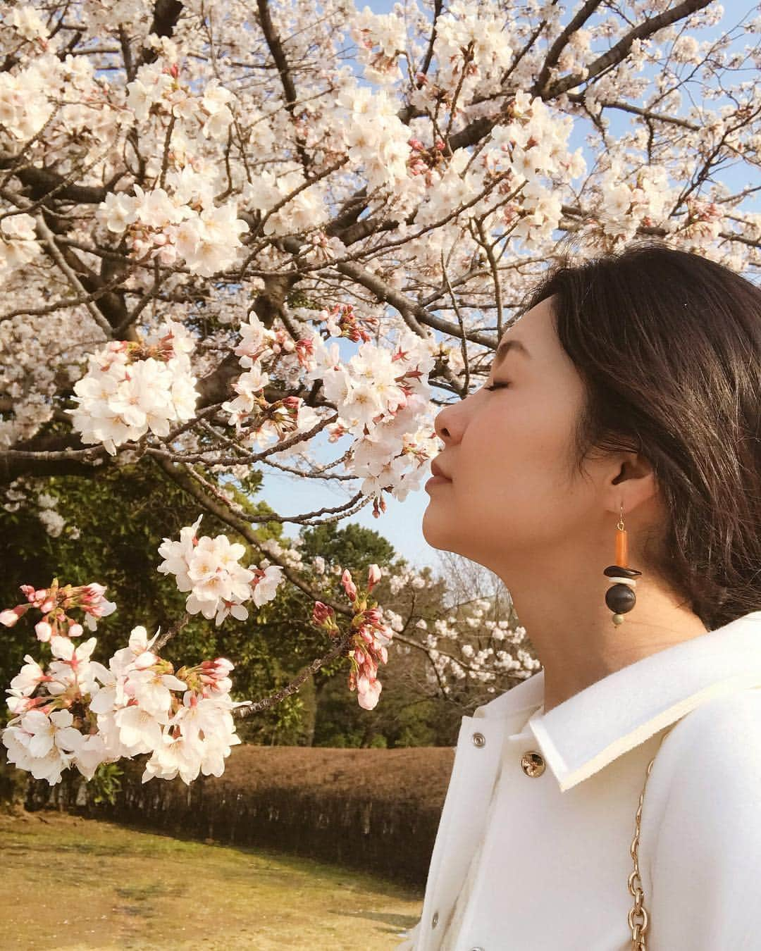 日下裕江さんのインスタグラム写真 - (日下裕江Instagram)「皇居東御苑  こっちも綺麗な桜咲いてた🌸 御苑にみんなシート持って行って ゴロゴロ昼寝したり、ピクニックしたりしててビックリ😳‼️ え⁈ 皇居東御苑だったら そんな事できるの⁈😳 あ！でも外濠公園も出来るから良いのか✨笑  #皇居東御苑 #皇居東御苑の桜 #皇居東御苑花見 #皇居」4月7日 23時18分 - hiroe___h