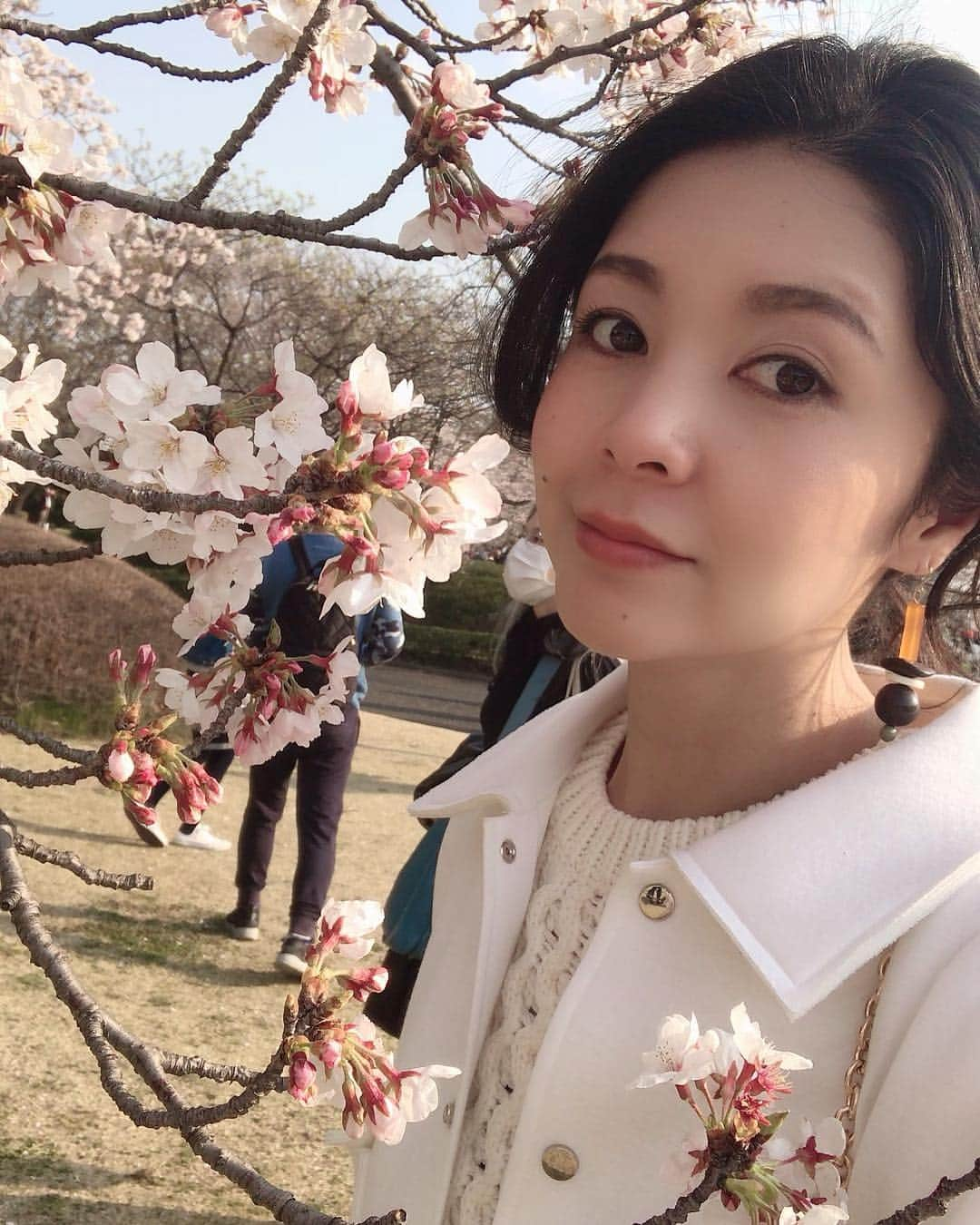 日下裕江さんのインスタグラム写真 - (日下裕江Instagram)「皇居東御苑  こっちも綺麗な桜咲いてた🌸 御苑にみんなシート持って行って ゴロゴロ昼寝したり、ピクニックしたりしててビックリ😳‼️ え⁈ 皇居東御苑だったら そんな事できるの⁈😳 あ！でも外濠公園も出来るから良いのか✨笑  #皇居東御苑 #皇居東御苑の桜 #皇居東御苑花見 #皇居」4月7日 23時18分 - hiroe___h