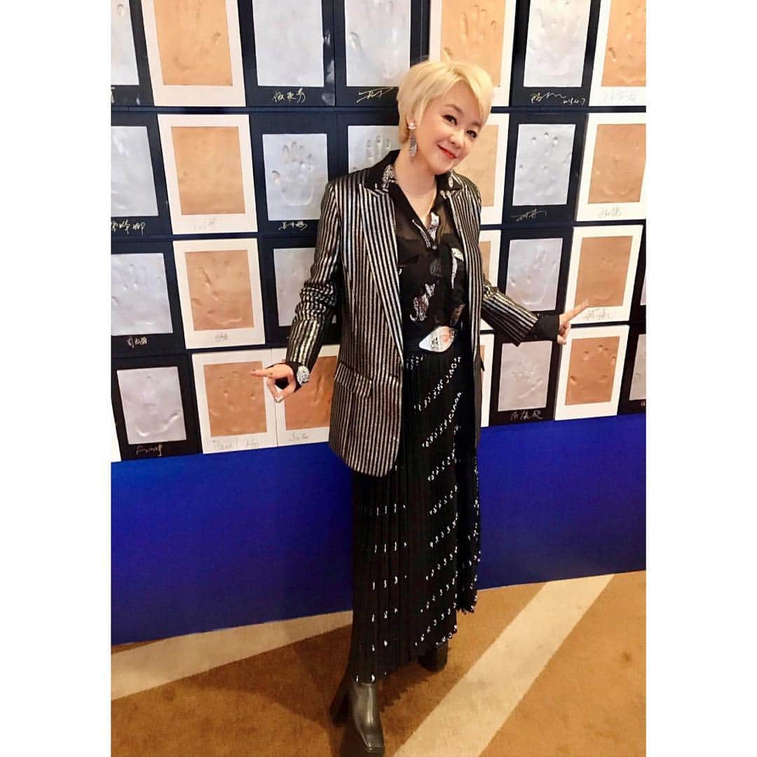 プリシラ・チャンさんのインスタグラム写真 - (プリシラ・チャンInstagram)「麻甩嫻今天打扮了！為什麼？因為有客戶邀請唱歌嘛！對！我是一個完全不想花時間扮靚靚的人！如果不是為了工作⋯⋯🙈🤪👻🧟‍♀️ #高儀 #大中華區 #感謝陶總 #感謝高儀  Blazer / shirt / belt ： @thekooples #thekoopleshk Skirt : #balenciaga  Earrings : @onpedder #onpedder #venna Styling : @queenie_yu @qystyling  Hair: @imlucasssss  Make: Up @marshama55」4月7日 23時20分 - priscillachanwaihan