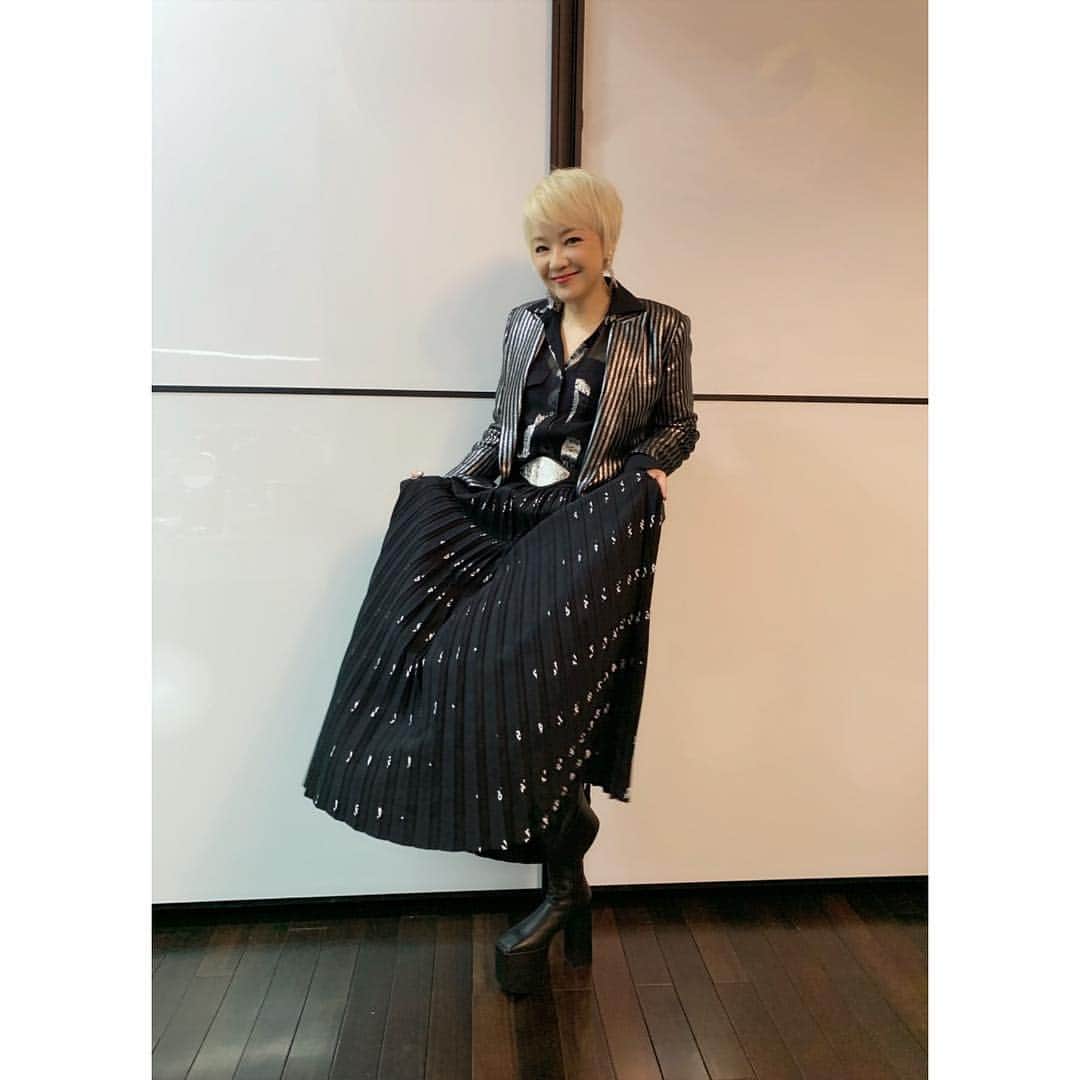 プリシラ・チャンさんのインスタグラム写真 - (プリシラ・チャンInstagram)「麻甩嫻今天打扮了！為什麼？因為有客戶邀請唱歌嘛！對！我是一個完全不想花時間扮靚靚的人！如果不是為了工作⋯⋯🙈🤪👻🧟‍♀️ #高儀 #大中華區 #感謝陶總 #感謝高儀  Blazer / shirt / belt ： @thekooples #thekoopleshk Skirt : #balenciaga  Earrings : @onpedder #onpedder #venna Styling : @queenie_yu @qystyling  Hair: @imlucasssss  Make: Up @marshama55」4月7日 23時20分 - priscillachanwaihan