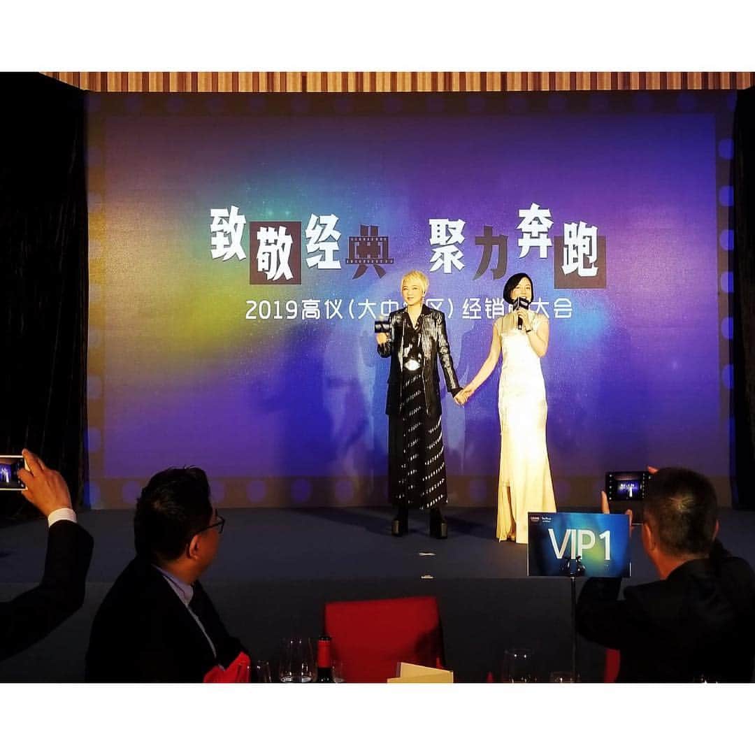 プリシラ・チャンさんのインスタグラム写真 - (プリシラ・チャンInstagram)「麻甩嫻今天打扮了！為什麼？因為有客戶邀請唱歌嘛！對！我是一個完全不想花時間扮靚靚的人！如果不是為了工作⋯⋯🙈🤪👻🧟‍♀️ #高儀 #大中華區 #感謝陶總 #感謝高儀  Blazer / shirt / belt ： @thekooples #thekoopleshk Skirt : #balenciaga  Earrings : @onpedder #onpedder #venna Styling : @queenie_yu @qystyling  Hair: @imlucasssss  Make: Up @marshama55」4月7日 23時20分 - priscillachanwaihan