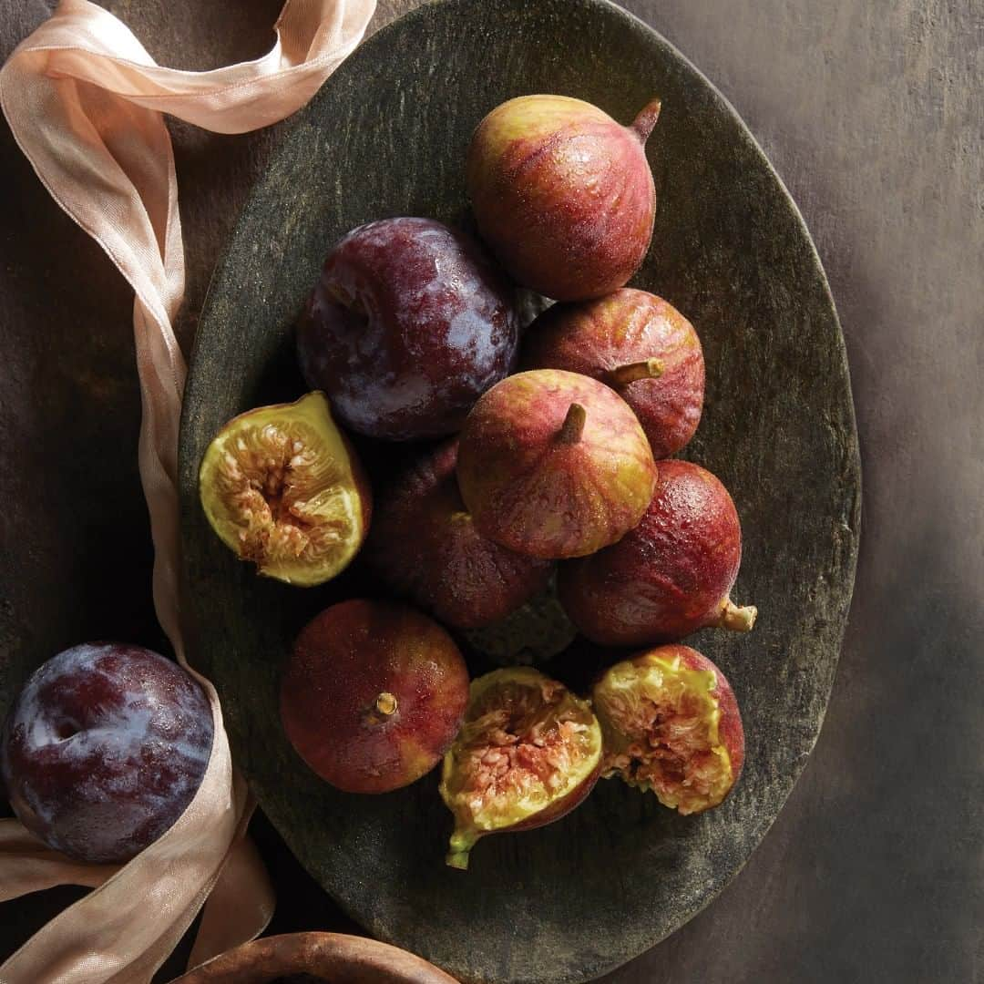 Grace Coleさんのインスタグラム写真 - (Grace ColeInstagram)「This soft and easy combination of perfectly ripened figs, voluptuous peaches and plums, contrasted with a base of cedarwood, amber, and vanilla, is all you need to nuzzle up and relax  #ingredients #combination #blend #ripe #figs #peach #fruit #sweet #plum #cedar #wood amber #vanilla #calm #relax #glamour #gracecole #scent #smell」4月7日 23時30分 - gracecoleltd