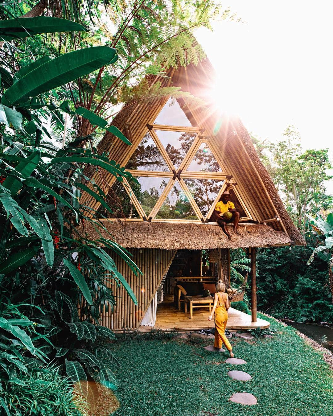 リリー＝ローズ・メロディさんのインスタグラム写真 - (リリー＝ローズ・メロディInstagram)「Before leaving for Europe this winter we finally got to experience this incredible jungle getaway 😍🌴 Staying in this bamboo house has been on my list for ages and from the incredible location to the great food, everything was beyond perfect ✨ A huge thanx to the amazing @hideoutbali team for such a memorable stay.  On another note, I don’t know if you saw it on my stories but I’m hosting a photography workshop in Bali and Flores ( can’t wait to finally see the famous pink beach! ) in October! So if you want to join me for an exciting Islands adventure, learn about photography and shoot in some amazing places ( including bamboo houses 😋🎋) make sure to check the link in my profile! #lilyinbali」4月7日 23時31分 - lilyrose