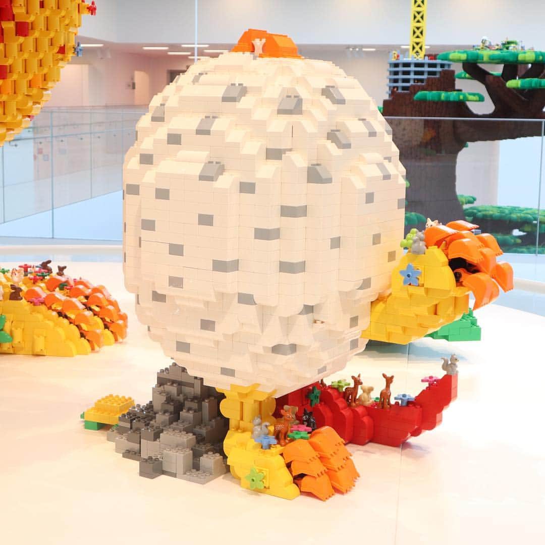 LEGOさんのインスタグラム写真 - (LEGOInstagram)「Something eggciting is about to hatch in @legohouse 👀 #LEGOHouse #LEGO #bricklife #legogram」4月7日 23時23分 - lego