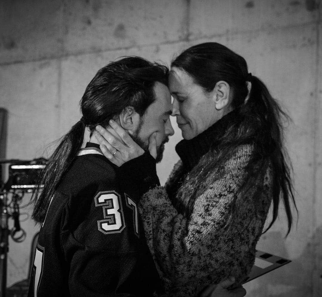 ケヴィン・スミスのインスタグラム：「Happy Birthday to the Love of my limited life, the lady I call Wife, Mother of my only begotten child, and girlfriend for quite awhile - @jenschwalbach! On this adventure of a lifetime, she is Sacajawea to my Lewis or Clark - ever guiding me through an unfamiliar world to a brighter horizon, usually with the Kid strapped to her back. And as much as I dig @harleyquinnsmith, she couldn’t exist without Jenny (proud manufacturer of dickless, beardless Kev clones since 1999). I didn’t just hit the jackpot with Schwalbach - I won the entire casino! And it’s like the casino was fulla money and puppies! You continue to enchant me, my Forever Girlfriend! And while I’ve never been the perfect husband, I’ve always at least tried to earn the decades of support and encouragement (and sex) that you’ve tirelessly given me since we met back in 1998. When I was a kid, I always wondered about 2 things: 1) Why didn’t Luke swing the lightsaber BEHIND the Emperor’s throne and kill him *that* way in #returnofthejedi - because then Vader couldn’t have blocked the blow; and 2) Who would ever marry me? The first question still frustrates me, but you answered the second one years ago - continuing to do so every day. Thank you for letting me share in your one and only life, my Love! Also: thank you for tolerating a man who sometimes has to wear a wig to work. And if I have to leave this best-of-all-possible worlds one day, you’ll be all I’ll think about. So I’ll probably be saying your name when I die - and because I’m a coward, I’ll likely also be saying “SOMEBODY SAVE ME!!!” But let’s be honest: you already saved me a long time ago, my hero. To quote a great American “I’m not a smart man, Jenny. But I know what love is.” And it is you. I love you! Wake and cake, Birthday Girl! Photo by @kylebonokaplan! #KevinSmith #birthday #birthdaygirl #jenschwalbach #jennyschwalbach #married #jayandsilentbobreboot」