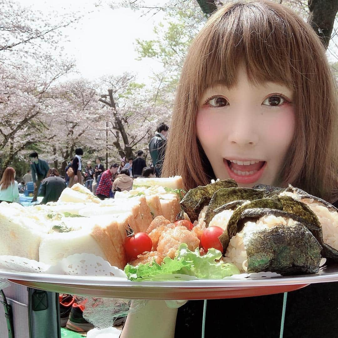 のインスタグラム：「初めての手作りのお花見最高に楽しかった(*ˊᗜˋ*) ﾉ 来年もやろーね❤️ 大好きだ❤️ #お花見 #手作りお弁当」