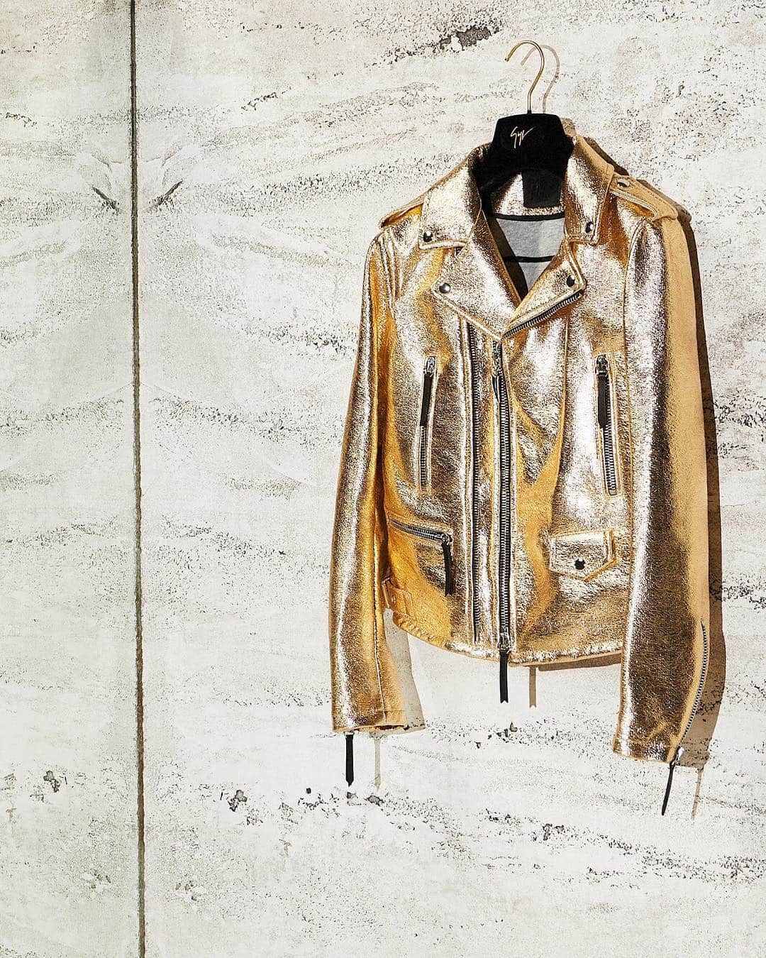Giuseppe Zanotti Designさんのインスタグラム写真 - (Giuseppe Zanotti DesignInstagram)「Because, for us, all that’s gilded is gold. The BERLYN jacket. #GiuseppeZanotti #GZSS19」4月7日 23時28分 - giuseppezanotti