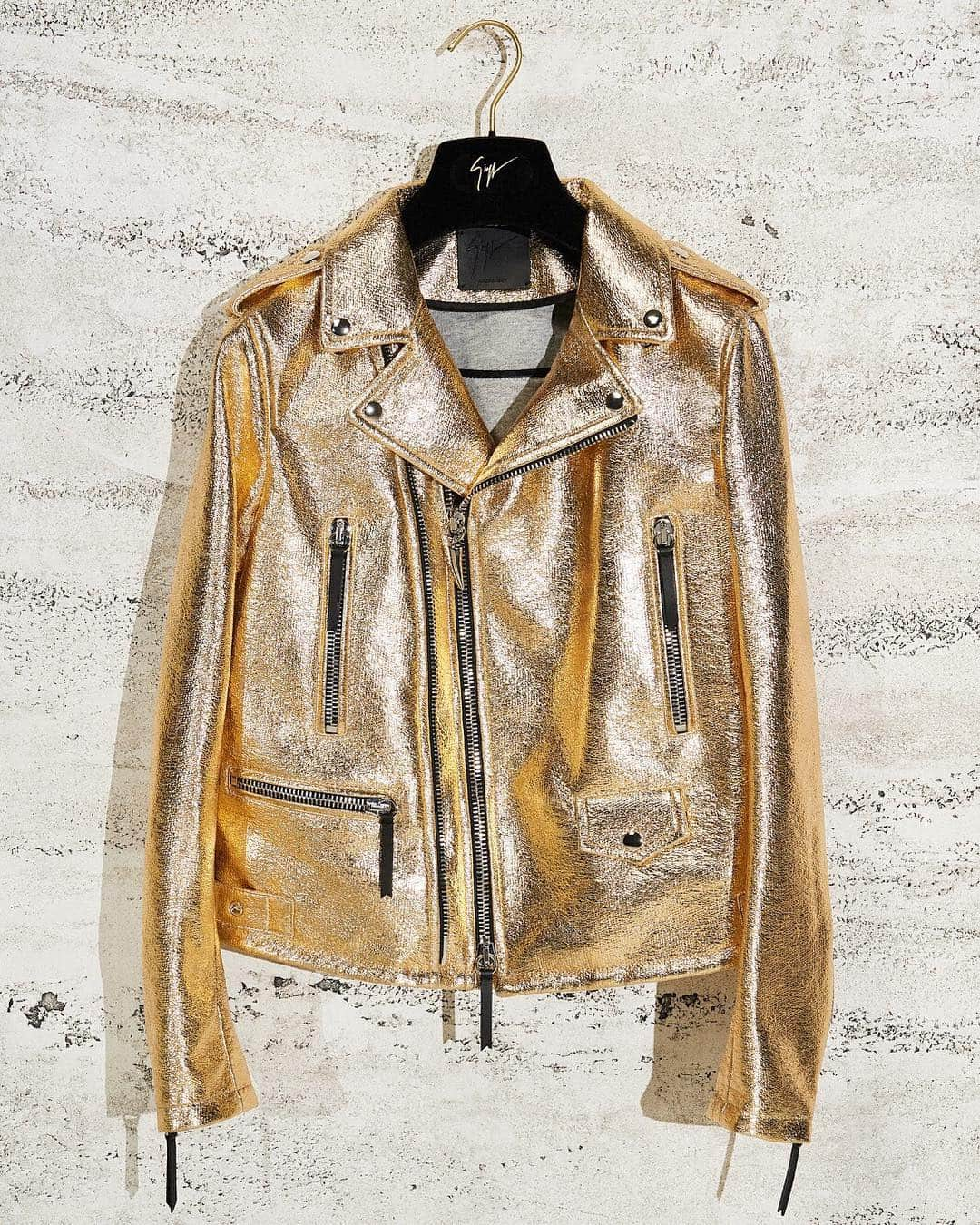 Giuseppe Zanotti Designさんのインスタグラム写真 - (Giuseppe Zanotti DesignInstagram)「Because, for us, all that’s gilded is gold. The BERLYN jacket. #GiuseppeZanotti #GZSS19」4月7日 23時28分 - giuseppezanotti