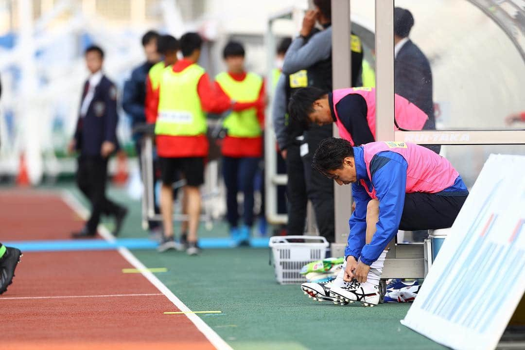 武岡優斗さんのインスタグラム写真 - (武岡優斗Instagram)「町田ゼルビア戦。  応援ありがとうございました。 連戦最後の試合。 タフな試合でしたが… この引き分けをポジティブに。 次に活かさないと…。 アウェーなのに… たくさんのサポーターが スタジアムに足を運んでくれて… 嬉しかった！！！ 引き続き背中を押してください。  今回は #忍者カメラマン  が来てました笑 以前から… わたくしのInstagramを見てくれてた方々は知ってると思うけど笑  今回の写真は全て #松岡健三郎 くんの写真です  相変わらず… 狙っておるわ笑  特に このウタさんのゴールシーン  さすが #忍者カメラマン松岡健三郎くん  会えて嬉しかった(^^) 次はピッチでユニ姿撮ってもらえるように頑張ろ！  他にも写真あるので また載せます！  #武岡優斗 #No41 #41 #YUTO41 #忍者カメラマン #松岡健三郎 くん #来るの知ってたけど #いきなり目の前に現れて #びっくりした #相変わらず #忍者カメラマン #狙っておるわ #さすがだわ #他にもあるから #また載せます #本日は #応援ありがとうございました #引き続き背中を押してください #共に闘いましょう #現場からは以上です🙏」4月7日 23時35分 - yuto_takeoka17