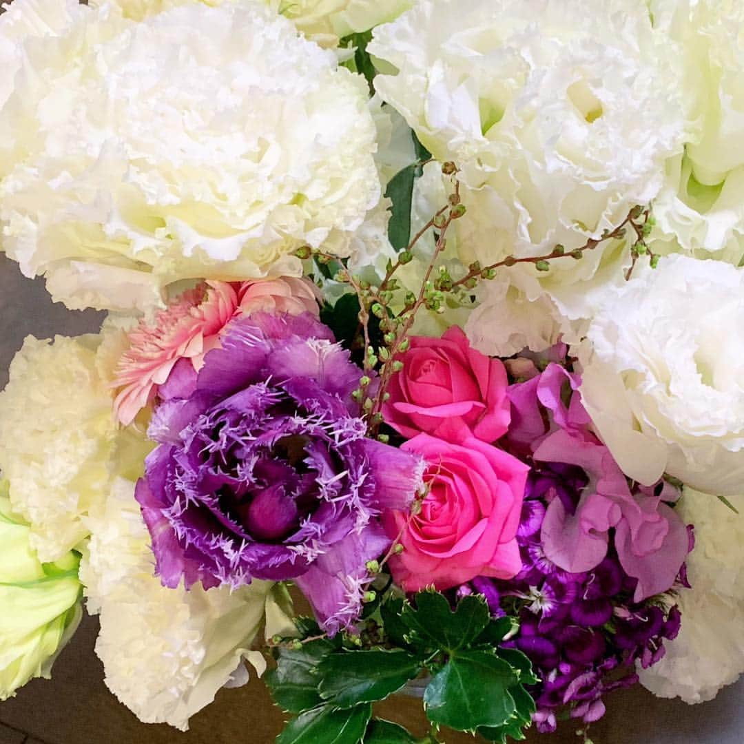 結城さなえさんのインスタグラム写真 - (結城さなえInstagram)「「花があなたと一緒にいることに心地よさを覚え、あなたを守ってくれたんだね」 素敵な言葉をいただきました🌸 花びらひとつひとつを愛おしく感じました。 ありがとう☺️ ☆ #花 #トルコききょう  #バラ #すべてのものに #マナ は #宿る #flower #pua」4月7日 23時36分 - yuukisanae